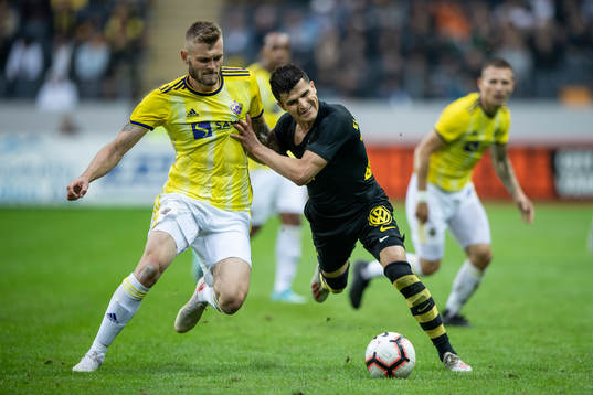 Alexandru Cretu of Maribor and Tarik Elyounoussi of AIK