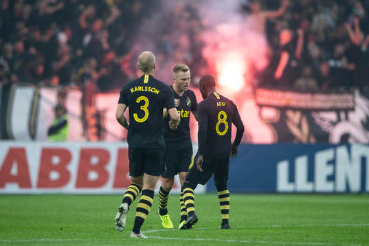 Sebastian Larsson of AIK (m) celebrates his 2-1 goal
