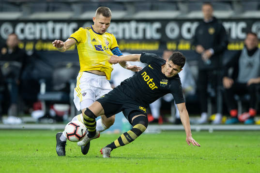 Martin Milec of Maribor and Tarik Elyounoussi of AIK