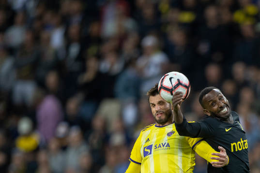 Sasa Ivkovic of Maribor and Henok Goitom of AIK