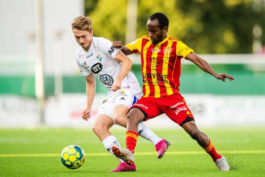 Östers Carl Johansson och Syrianskas Beneyam Belye Demte