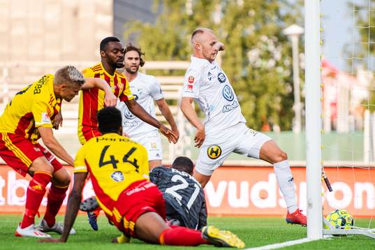 Östers Christian Ljungberg gör 0-1