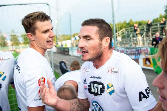 Östers James Keene jublar med lagkamrater