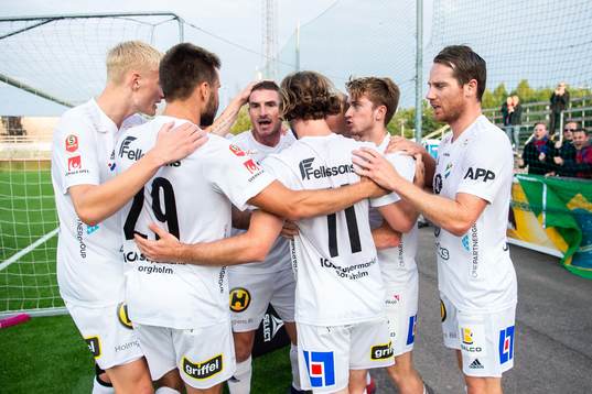 Östers James Keene jublar med lagkamrater