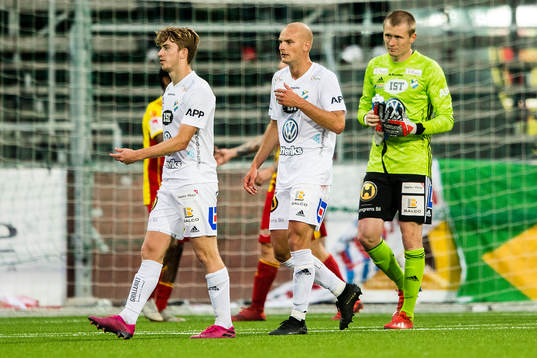 Östers målvakt Robin Malmkvist deppar med lagkamrater