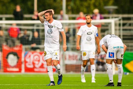 Östers James Keene tar sig för huvet