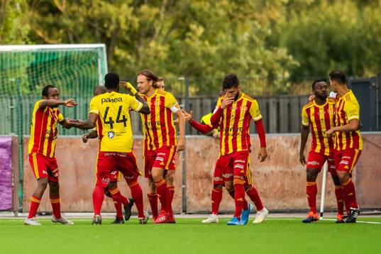 Syrianskas Beneyam Belye Demte jublar med lagkamrater