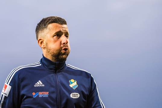 Östers tränare Dennis Velic deppar