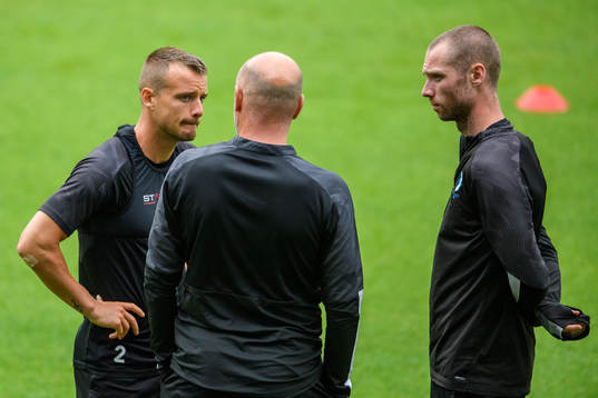 Eric Larsson and Jo Inge Berget talks to Uwe Rösler, head