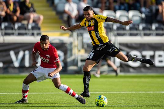 Owen Wijndal of AZ Alkmaar and Ahmed Yasin of Häcken