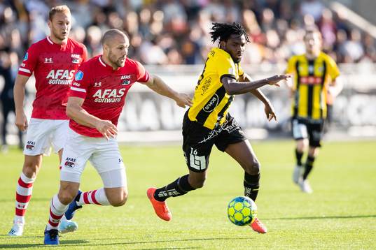Ron Vlaar of AZ Alkmaar and Kizito Kwame of Häcken