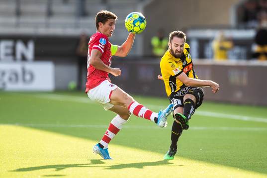 Guus Til of AZ Alkmaar and Oskar Sverrisson of Häcken