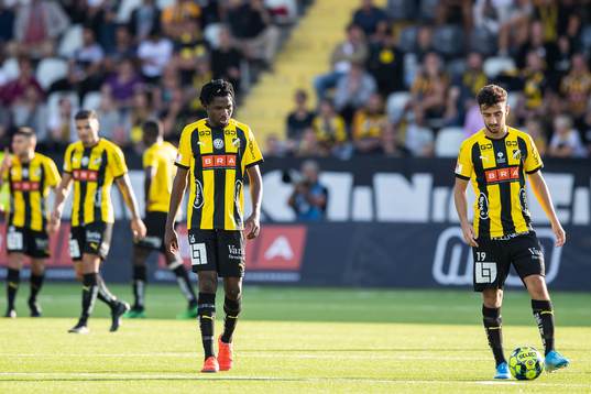 Kizito Kwame and Daleho Irandust of Häcken look dejected