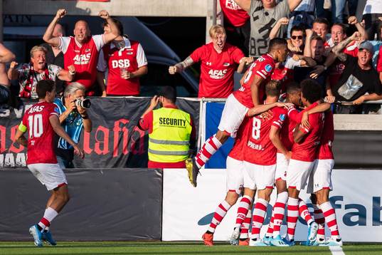 Calvin Stengs of AZ Alkmaar celebrate with teammates