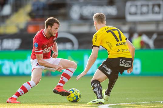 Thomas Ouwejan of AZ Alkmaar and Gustav Berggren of Häcken