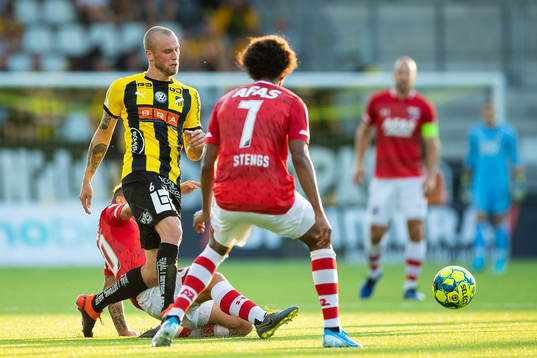 Jordy Clasie of AZ Alkmaar and Alexander Faltsetas of