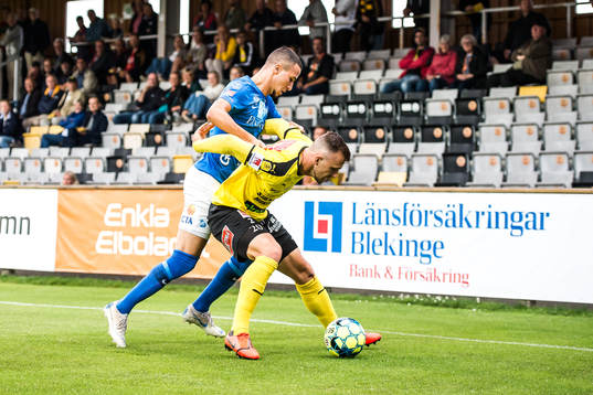 Mjällbys Hampus Holgersson och Norrbys Abdelrahman Saidi