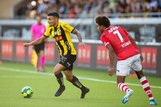 Ahmed Yasin of Häcken and Calvin Stengs of AZ Alkmaar
