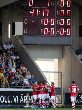 Myron Boadu of AZ Alkmaar celebrates scoring 0-1 with team