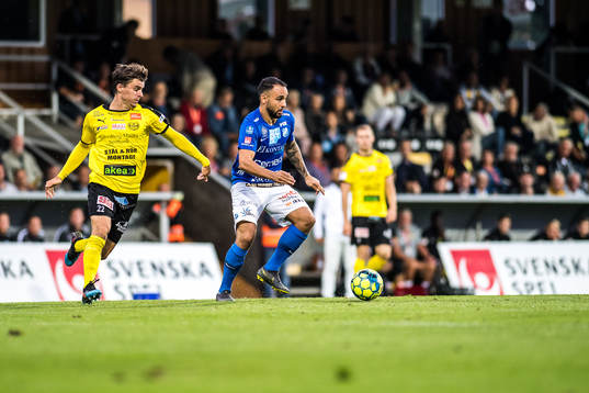 Mjällbys Jesper Gustavsson och Norrbys Richard Yarsuvat