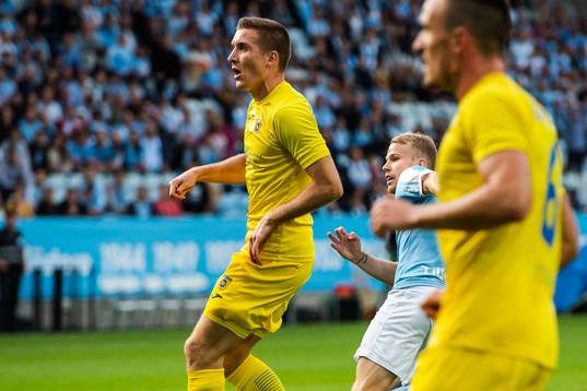 Oscar Lewicki of Malmö FF celebrates