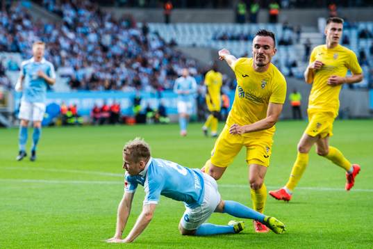 Oscar Lewicki of Malmö FF and Tilen Klemencic of Domzale