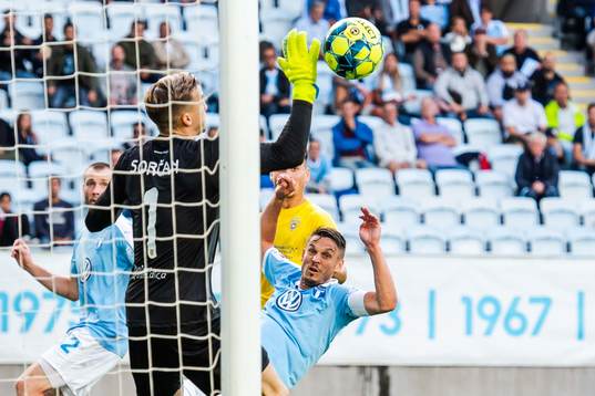 Markus Rosenberg of Malmö FF scores 2-1