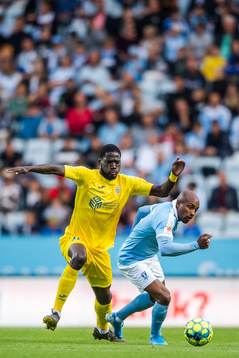 Shamar Nicholson of Domzale and Fouad Bachirou of Malmö FF