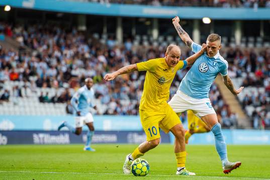 Senijad Ibricic of Domzale and Sören Rieks of Malmö FF