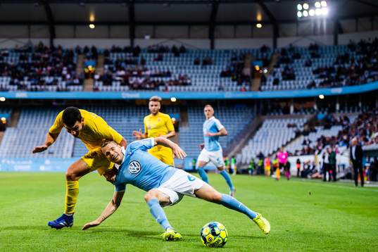 Josip Corluka of Domzale and Oscar Lewicki of Malmö FF