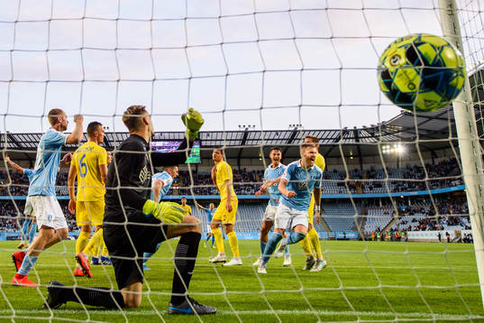 Rasmus Bengtsson of Malmö FF celebrates