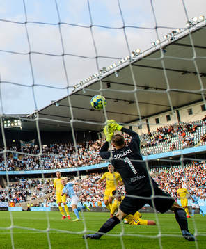 Oscar Lewicki of Malmö FF scores the 1-1 goal behind