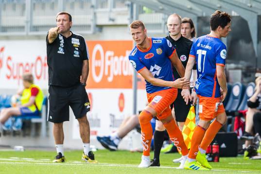 Hólmbert Aron Fridjónsson changes with Sondre Brunstad