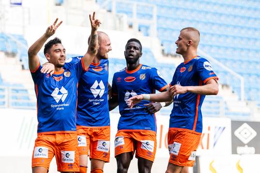 Niklas Castro celebrate with Aron Elís Thrándarson, Pape