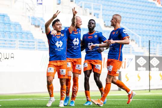 Niklas Castro celebrate with Aron Elís Thrándarson, Pape