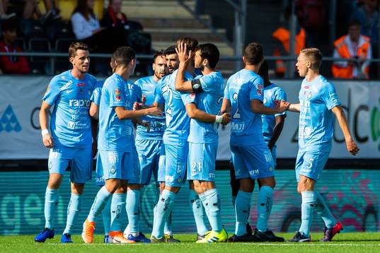 AFC Eskilstunas Adi Nalic jublar med lagkamrater