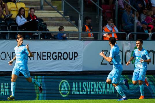 AFC Eskilstunas Adi Nalic jublar med lagkamrater