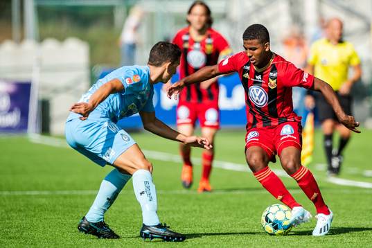 AFC Eskilstunas Adnan Kojic och Östersunds Nebiyou Perry