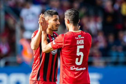 Östersunds Hosam Aiesh och Rewan Amin jublar