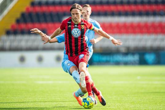 Östersunds Tom Pettersson och AFC Eskilstunas Ismet Lushaku