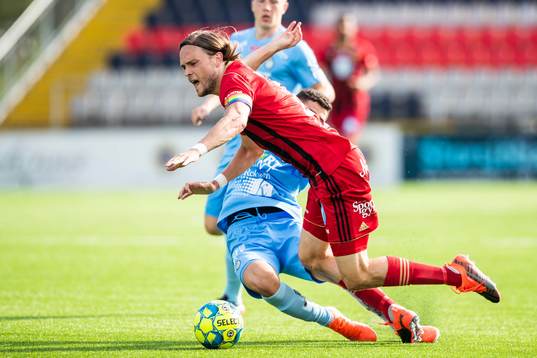 Östersunds Tom Pettersson och AFC Eskilstunas Ismet Lushaku
