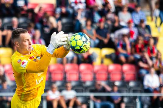 AFC Eskilstunas målvakt Ihor Levchenko med en räddning