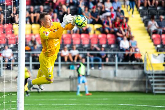 AFC Eskilstunas målvakt Ihor Levchenko med en räddning