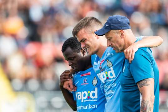 AFC Eskilstunas Pavle Vagic får hjälp av planen
