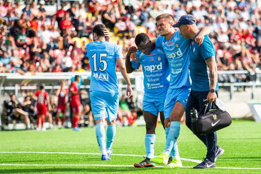 AFC Eskilstunas Pavle Vagic får hjälp av planen