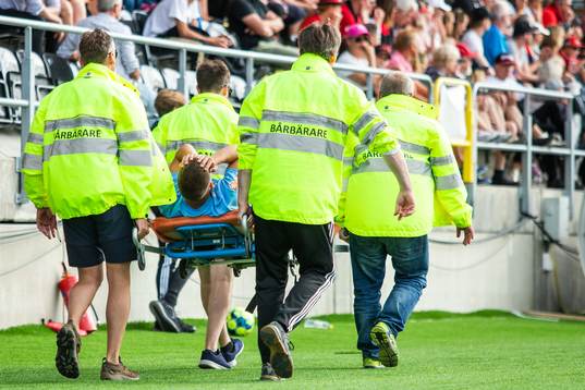 AFC Eskilstunas Pavle Vagic bärs av planen på bår