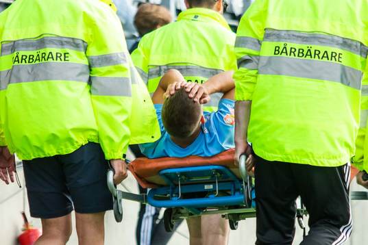 AFC Eskilstunas Pavle Vagic bärs av planen på bår
