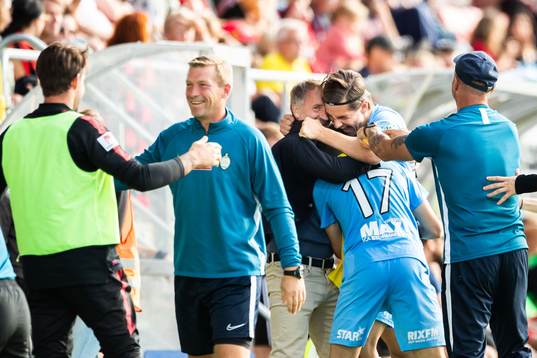 AFC Eskilstunas Adi Nalic jublar med tränare Nemanja