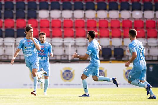 AFC Eskilstunas Adi Nalic jublar med lagkamrater