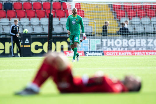 Östersunds målvakt Aly Keita deppar